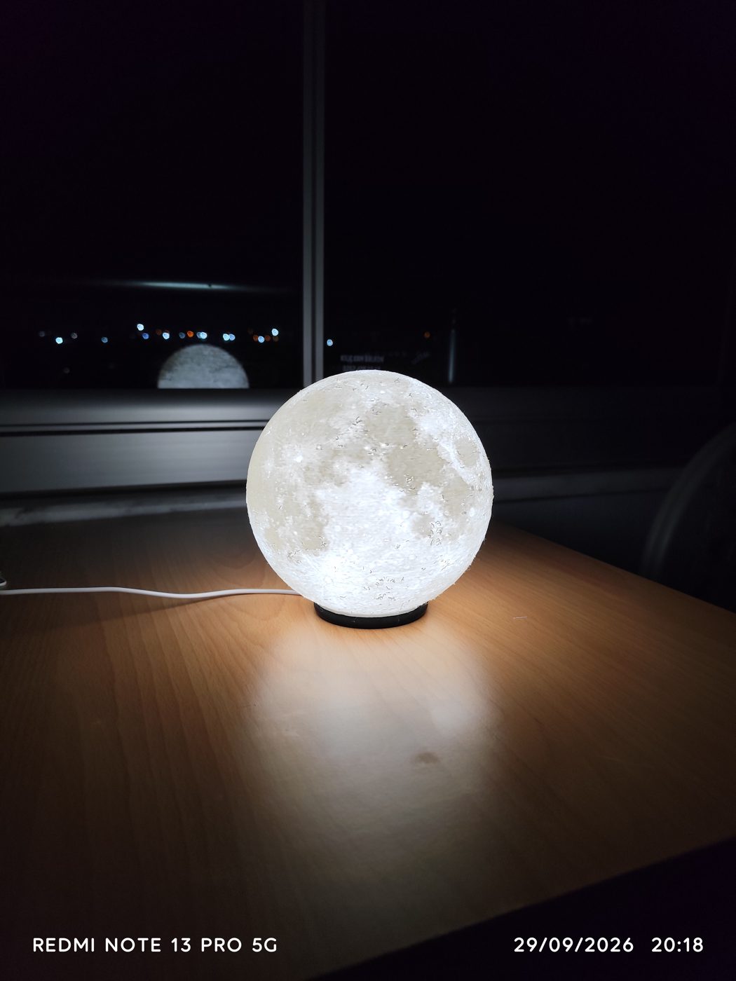 Ay figürü gece lambası görsel 3